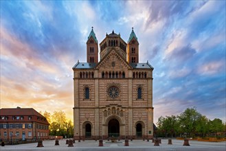 Imposante Kathedrale mit zwei Tuermen in stimmungsvollem Abendlicht auf einem grossen Platz, die