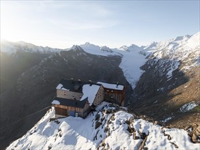 Mountain panorama and glacier, mountain hut Ramolhaus in autumn with snow, view of Gurgler Ferner