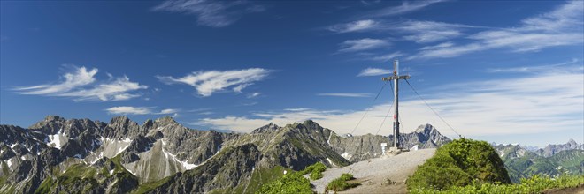 Summit cross on the Fellhorn, 2038m, behind it Schuesser, 2259m, Hochgehrenspitze, 2251m and Walser