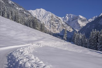 Oytal in winter, behind it Schochen, 2100m, Schneck, 2268m, Himmelhorn, 2113m, and Grosser Wilder,