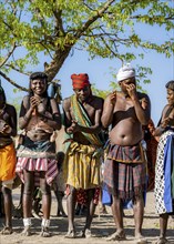Hakaona men and woman, gossiping, Angolan tribe of the Hakaona, near Opuwo, Kunene, Namibia, Africa
