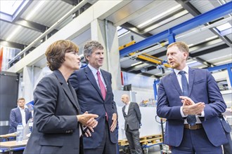 Minister President Michael Kretschmer visited TRUMPF Sachsen SE in Neukirch. After being welcomed