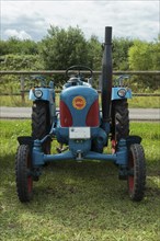 Lanz Bulldog D2216, tractor with yellow-red company logo on light blue painted bonnet, Offenbach,