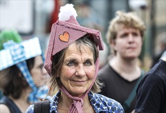 Woman wearing a hat in the shape of a house during the Meiterdemo. Demo under the motto The rent is