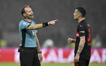 Referee Bastian Dankert in discussion with Granit Xhaka Bayer 04 Leverkusen (34) Gesture, gesture,