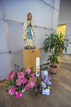 Marian figure with floral decoration, modern church, St. Ulrich, Kempten, Allgaeu, Swabia, Bavaria,