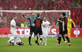 Marlon Ritter 1. FC Kaiserslautern FCK (07) and Granit Xhaka Bayer 04 Leverkusen (34) clash,