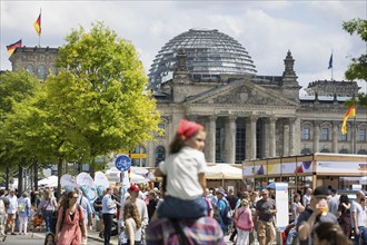 Visitors in front of the Reichstag building at the citizens' festival Celebrating democracy. / The