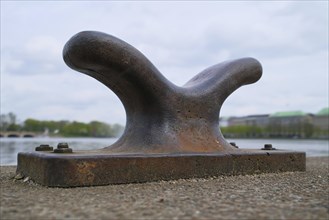 Ship bollard, behind it view over the Binnen Alster, Hanseatic City of Hamburg, Germany, Europe