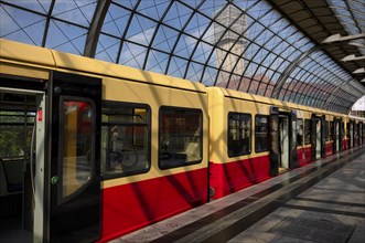 S-Bahn line 9, platform, stop, platform, Spandau station, Spandau town hall in the background,