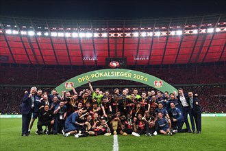 Cheering, joy at winners photo, team photo, team photo, Bayer 04 Leverkusen under Winners Arch,