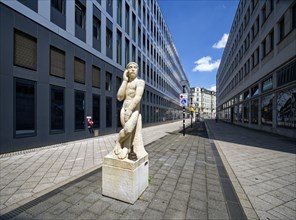 Sculpture Der Schauende by Steffen Ahrens at the Halle tax office, Halle an der Saale,