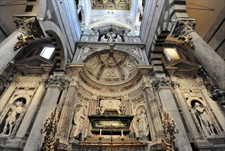 Interior view, Cathedral of Santa Maria Assunta, Pisa, Tuscany, Italy, Europe, Impressive shrine