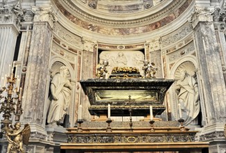 Interior, Cathedral of Santa Maria Assunta, Pisa, Tuscany, Italy, Europe, Decorated marble altar
