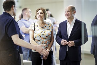 (R-L) Olaf Scholz, Federal Chancellor (SPD), and Britta Ernst join the queue to cast their vote for