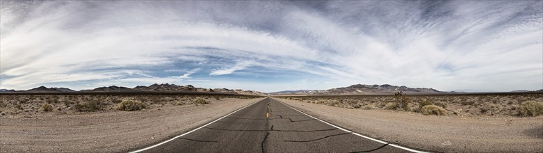Street in Death Valley National Park, Californien, USA, North America