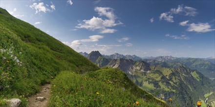 Laufbacher Eck-Weg, a panoramic high-altitude trail from the Nebelhorn into the Oytal, behind the