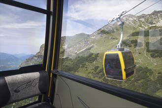 Gondolas of the Nebelhornbahn between the Seealpe and Hofatsblick stations, Oberstdorf, Allgäu