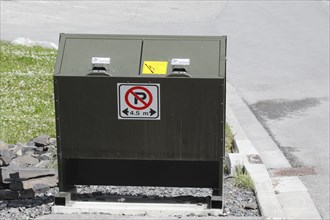 Bear-proof rubbish bin