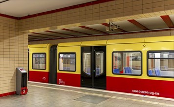 Interior photo, Nordbahnhof S-Bahn station on the former demarcation line of the inner-German