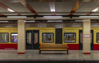 Interior photo, Nordbahnhof S-Bahn station on the former demarcation line of the inner-German