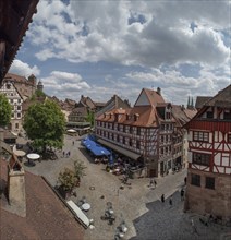 View of the Tiergärtnertorplatz with the Imperial Castle and the Dürer House on the left,