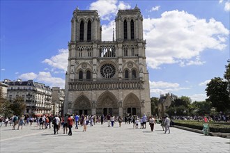 Cathedral Notre Dame de Paris, west facade, Île de la Cité, Paris, France, Europe, Wide angle view