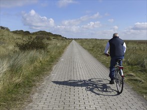 Radfahrer auf der Insel Juist, cyclist on the island juist