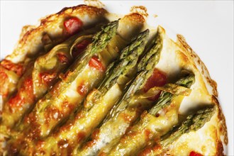 Green asparagus au gratin with cheese