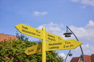Signposts to Stade, Mittelkirchen, Borstel, Neukloster and Ladekop in the centre of Jork, Altes