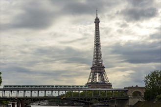 Metro, Pont Bir-Hakeim, over the Seine, behind it the Eiffel Tower, Paris, Île-de-France, France,