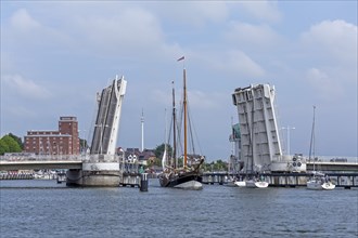 Open bascule bridge, sailing ship, Kappeln, Schlei, Schleswig-Holstein, Germany, Europe