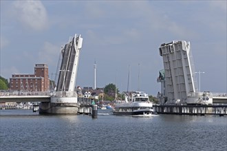 Open bascule bridge, excursion boat, Kappeln, Schlei, Schleswig-Holstein, Germany, Europe