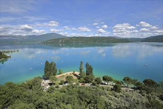 Shore of the reservoir Lac de Sainte-Croix near Sainte-Croix-du-Verdon, landscape, lake landscape,