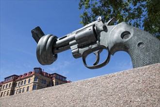 Knotted Colt Python 357 Magnum revolver, anti-war sculpture by Carl Fredrik Reuterswärd,