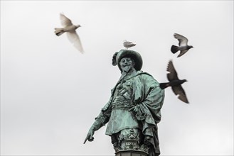 Seagull on statue or statue of Gustaf II Adolf by Bengt Erland Fogelberg, Gothenburg, Västra