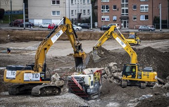 Construction site, processing of a building site, shredding of building rubble, excavators fill