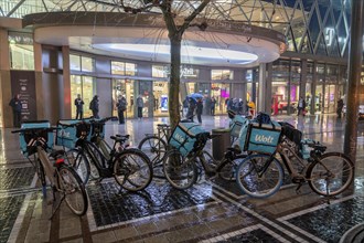 Wolt delivery service, delivery bikes on the Zeil shopping street in Frankfurt am Main, waiting for