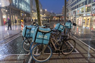 Wolt delivery service, delivery bikes on the Zeil shopping street in Frankfurt am Main, waiting for