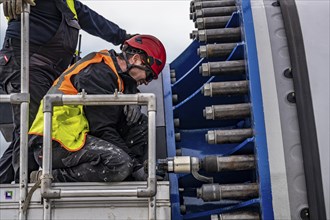 Preparation for the transport of a 68 metre long blade, a wind turbine, with a self-propelled