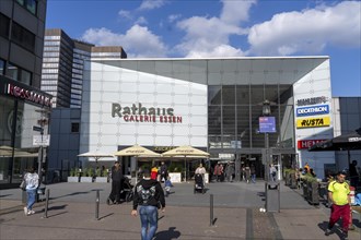 Shopping centre Rathaus Galerie and behind it the town hall of Essen, city centre, pedestrian zone,