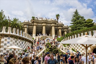 Der von Antoni Gaudi entworfene moderne Park Güell befindet sich auf dem Carmet-Hügel in Barcelona,