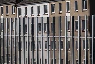 The A40 motorway, Ruhrschnellweg, in Essen, residential buildings directly on the motorway, glass