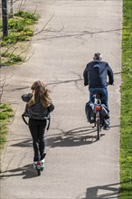 Cycle path, e-scooter and bicycle, Düsseldorf, North Rhine-Westphalia, Germany, Europe