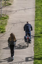 Cycle path, e-scooter and bicycle, Düsseldorf, North Rhine-Westphalia, Germany, Europe