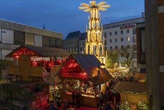 Christmas market, Am Hof, below Roncallli Platz, Christmas pyramid, right next to Cologne