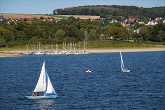 Lake Möhne, reservoir in the northern Sauerland, sailing boats, extremely low water level of the