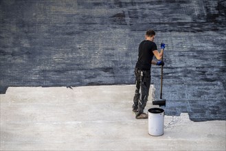 Construction site, application of a bitumen coating to a concrete ceiling, preparation for