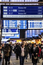 Display boards at Hamburg central station, evening rush hour, in front of another GDL, train