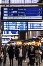 Display boards at Hamburg central station, evening rush hour, in front of another GDL, train